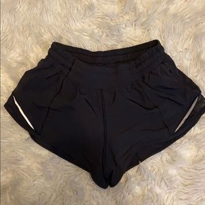 Lululemon hotty hot shorts 2.5”